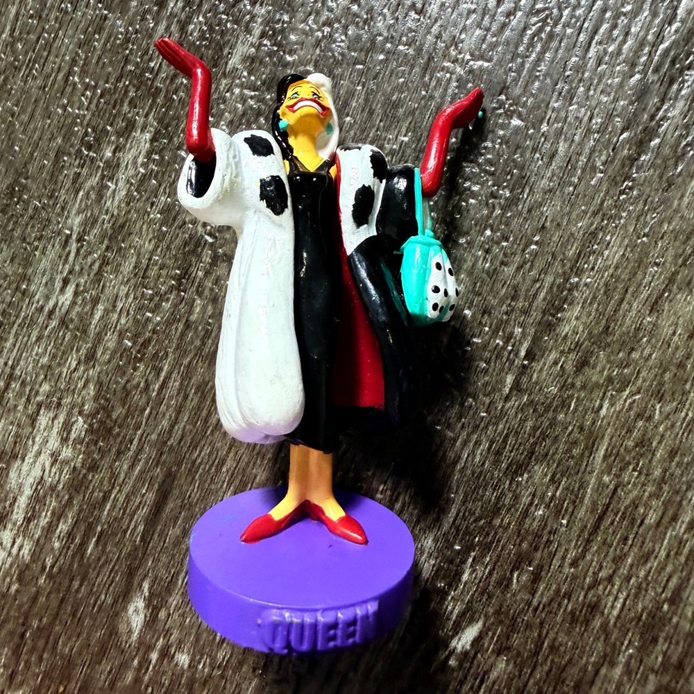 Disney Cruella De Vil Figurine 2004 101 Dalmatians Purple Queen Chess